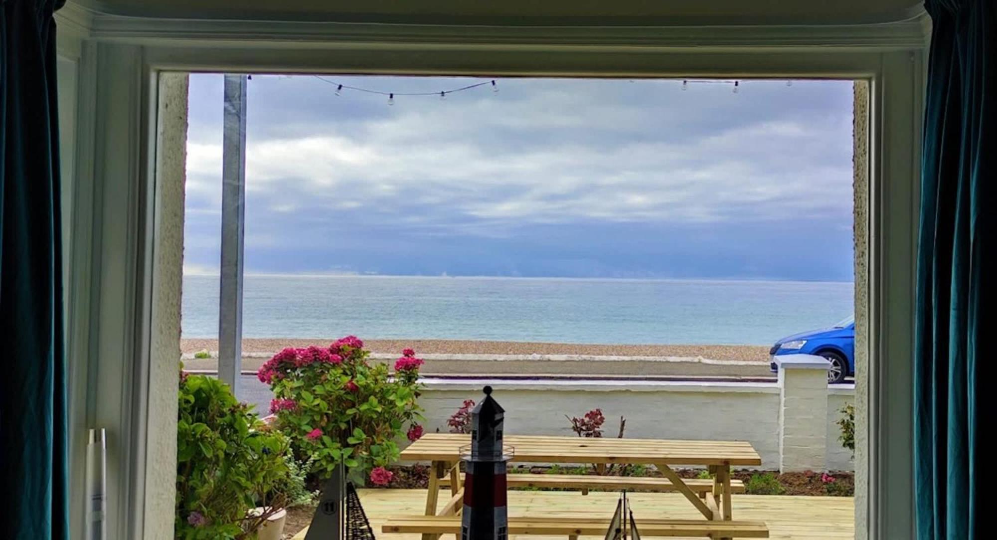 Absolute Beachfront With Decked Garden Oasis And Views Bognor Regis Extérieur photo